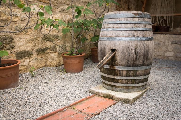 Weinfass Regentonne Tolle & nützliche Deko für den Garten